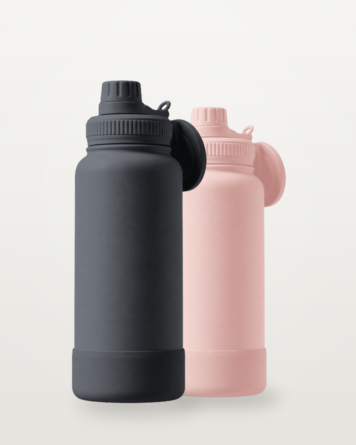 Deux gourdes magnétiques Merelli 950 ml, coloris Noir et Rose poudré